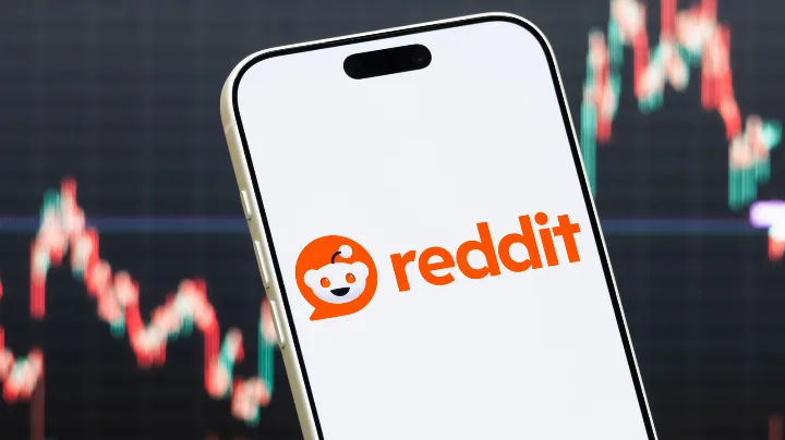 Image for: Reddit will force users to log in as AI is killing search traffic